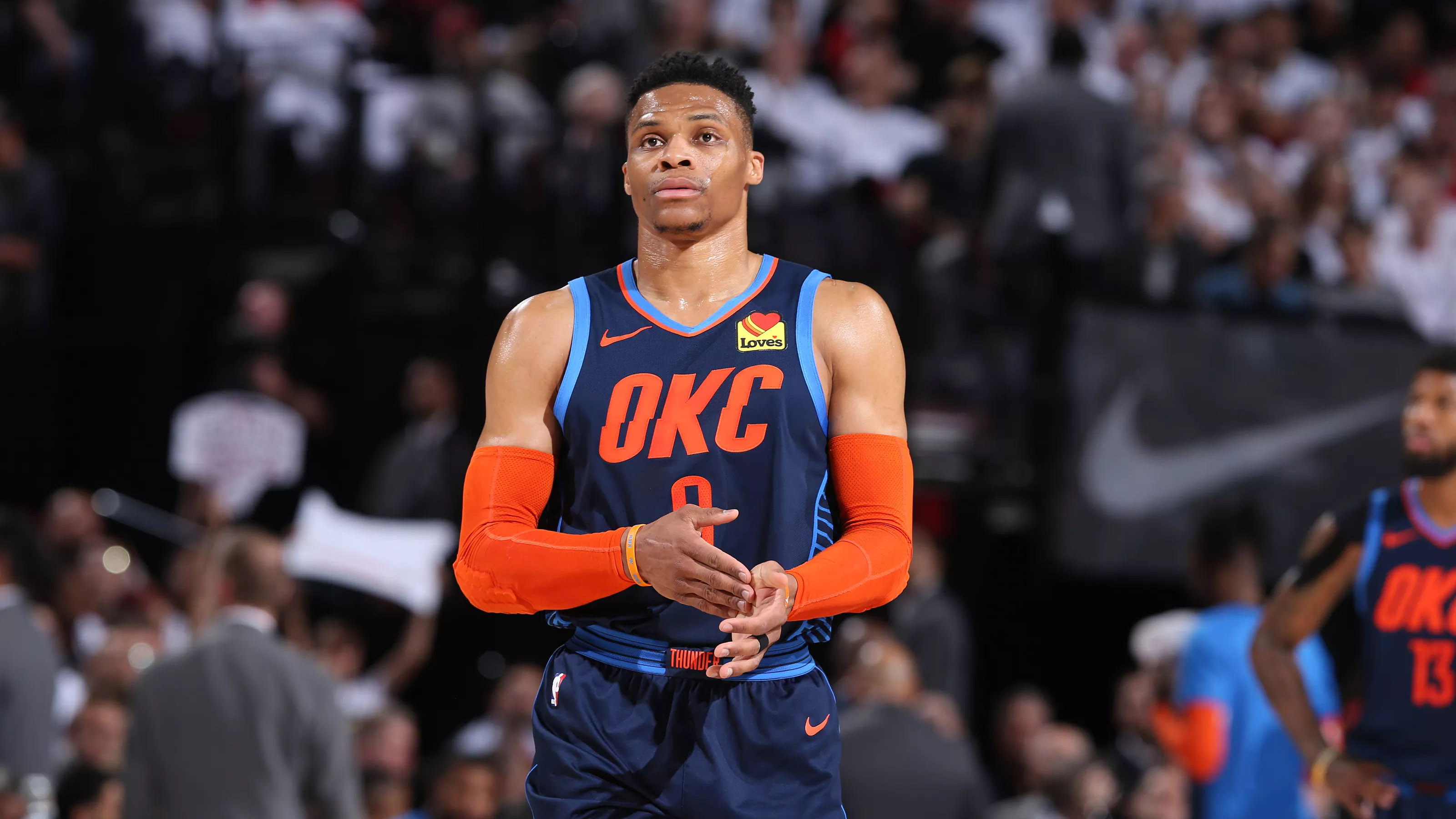 威少半场高效表现，助球队领跑比分（威少半场高效发挥，助球队比分领先）