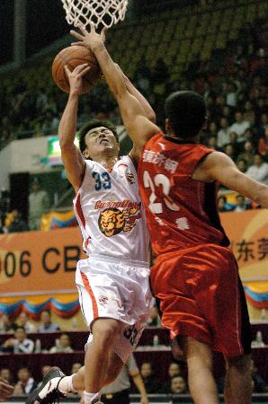 足球评论员如何分析比赛？（足球赛事解读：评论员的分析思路）