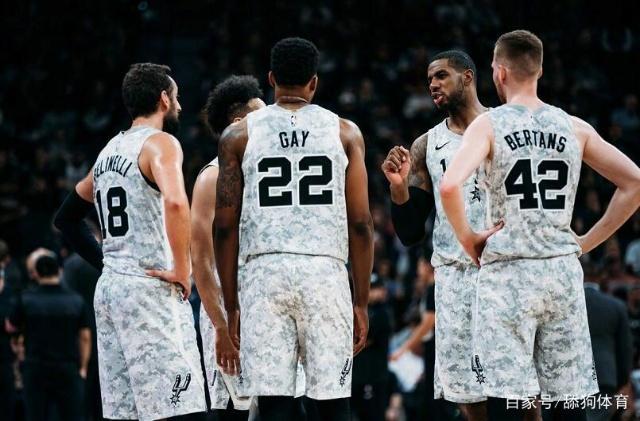 文班和比永博在场边进行高强度卡位对抗 后者本季上场时间很少（文班与比永博场边上演高强度卡位对抗，后者本季出场时间寥寥）