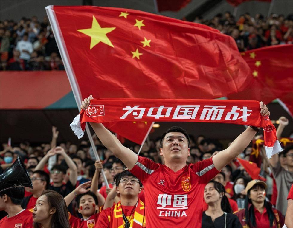 欧冠淘汰赛门票暴涨引发球迷抗议（欧冠淘汰赛票价飙升，球迷群起抗议）