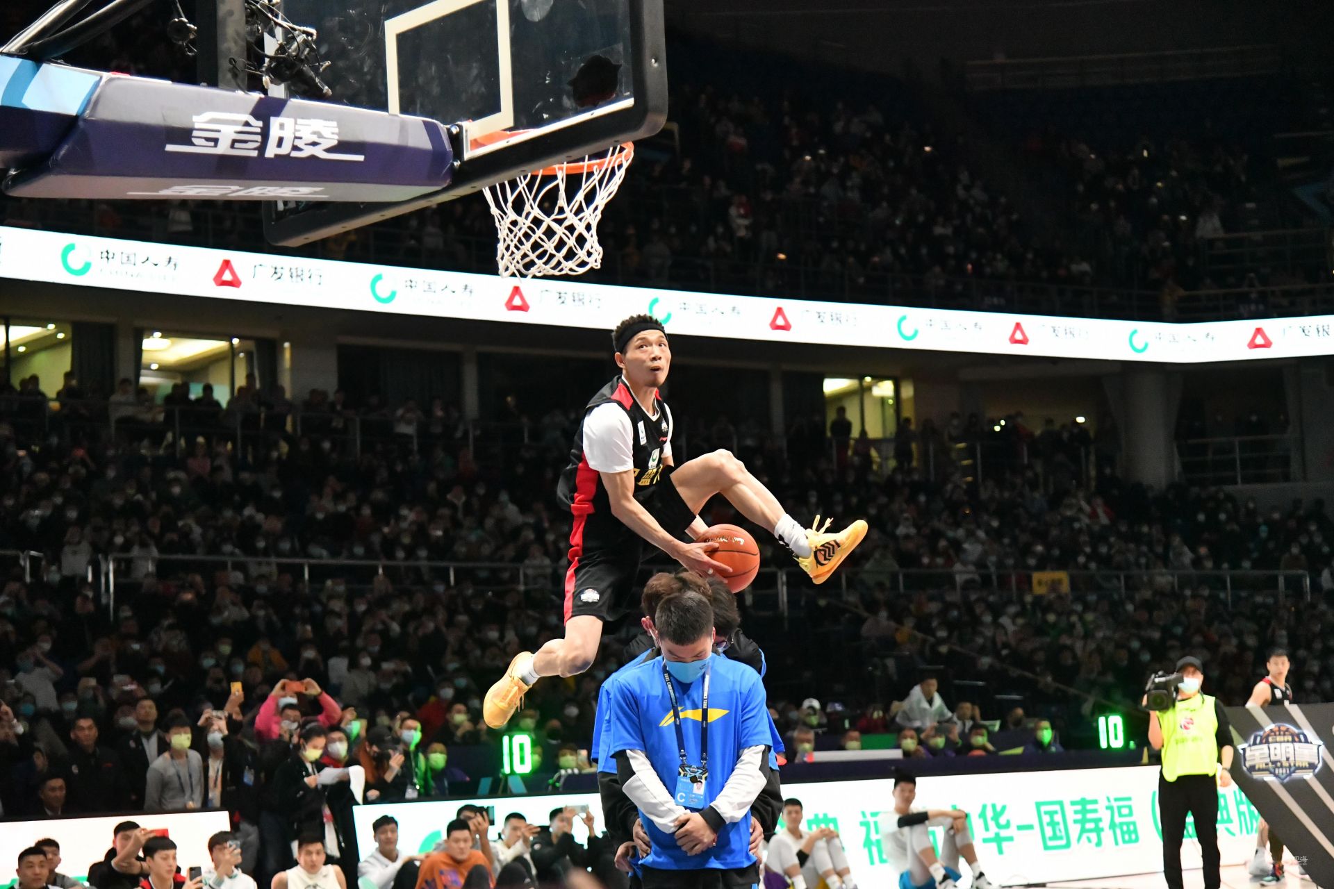 博主：东欧球队争夺萨缅托，但球员本人更倾向于征战中超（博主称东欧多队竞逐萨缅托，球员更倾向投身中超）