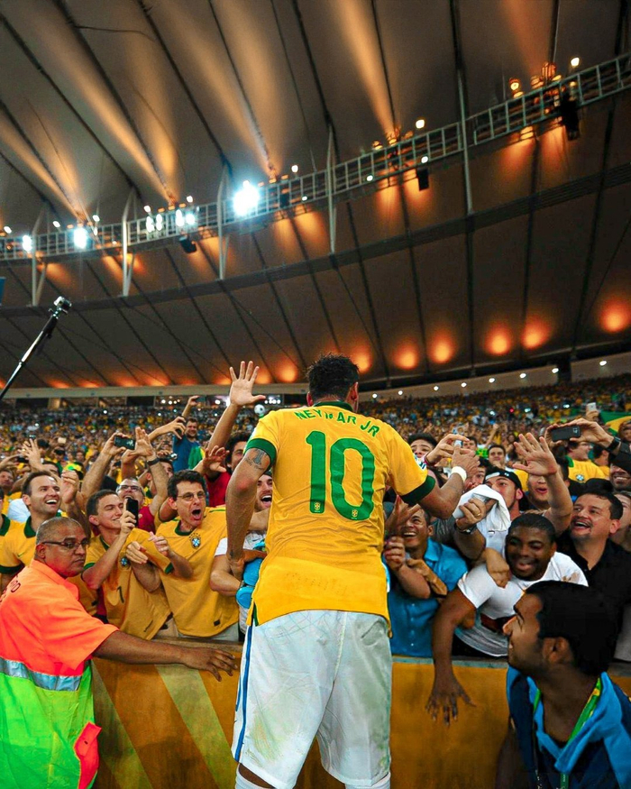 博尔哈：哈兰德是目前足坛最佳中锋；历史最佳中锋是德罗巴（博尔哈认为：哈兰德是当今足坛头号中锋，德罗巴则为史上最佳）