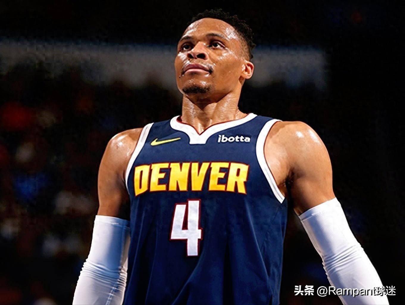 科尔：霍福德参加了今日全部训练 坐骨神经痛问题已痊愈（科尔：霍福德今日全程参与训练，坐骨神经痛已康复）