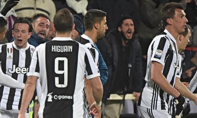 太丝滑了！约基奇上半场10中5得12分5板6助1断2帽 三分4中2（约基奇半场高效：10投5中拿下12分5板6助1断2帽，三分4投2中）