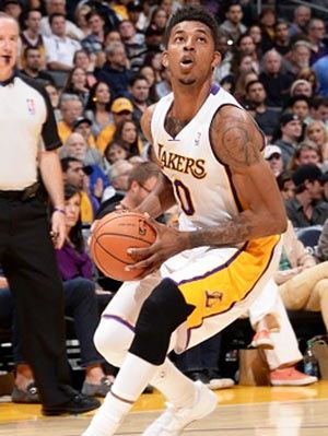 女亚冠联半场：王霜梅开二度，武汉车谷江大2-0东孟加拉女足（女亚冠半场战报：王霜双响，武汉车谷江大2-0领先东孟加拉女足）