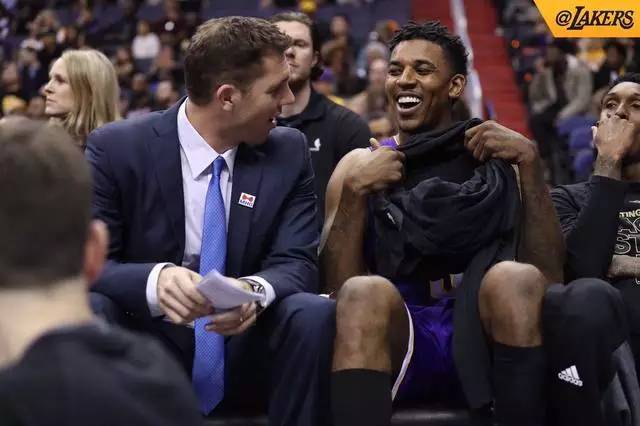 马刺队记：这是我首次目睹詹姆斯的海报扣篮 没想到他还能这样飞（马刺队记：首次亲眼见证詹姆斯海报级扣篮，没想到他仍能如此腾空）