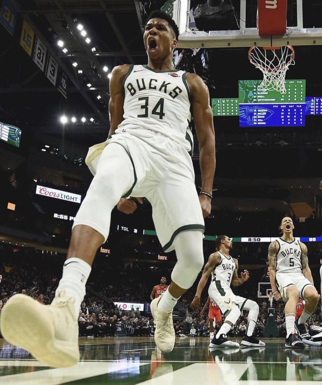 美媒晒图盛赞威少：他在国王，就好像一辆布加迪停在贫民窟（美媒发图大赞威少：在国王阵中，他像贫民窟里的布加迪）