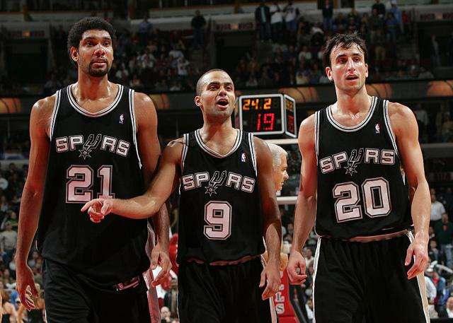 拜仁再度横扫对手，领先德甲积分榜（拜仁再献大胜，稳居德甲榜首）