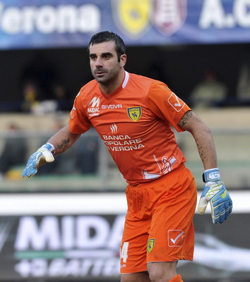 前锋射门力度与准度如何兼顾？（前锋怎样平衡射门力量与精准度？）