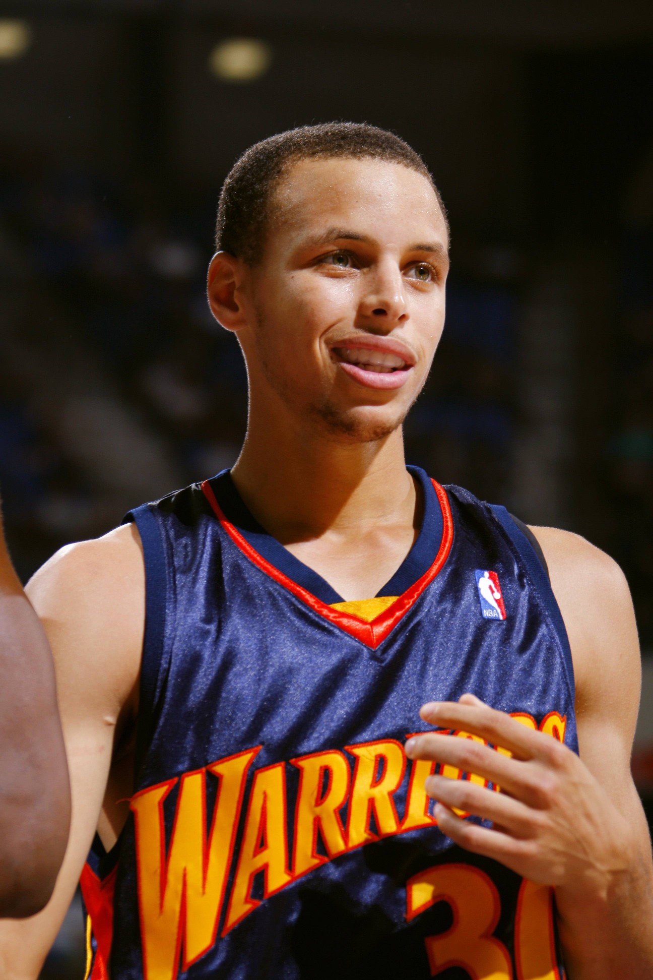 互不相让！杜兰特顶投三分一箭穿心 东契奇弧顶接球投强势回应（对飙到底！杜兰特迎射穿心三分，东契奇弧顶接球强势回击）