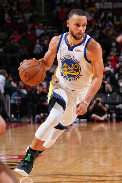 埃奇库姆成76人队史最年轻得分20+助攻5+且0失误球员（埃奇库姆创队史纪录，成为76人最年轻完成20+分、5+助攻且零失误的球员）