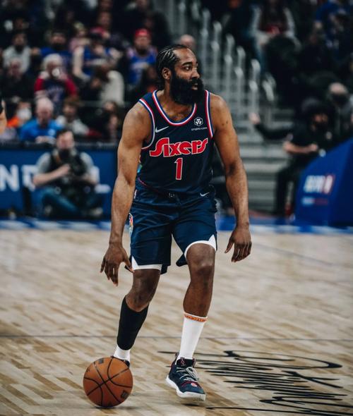 梅西曾被瓜迪奥拉安排踢陌生位置！他不断适应和学习，变得更强！（瓜帅曾让梅西改打陌生位置，他在适应与学习中愈发强大！）